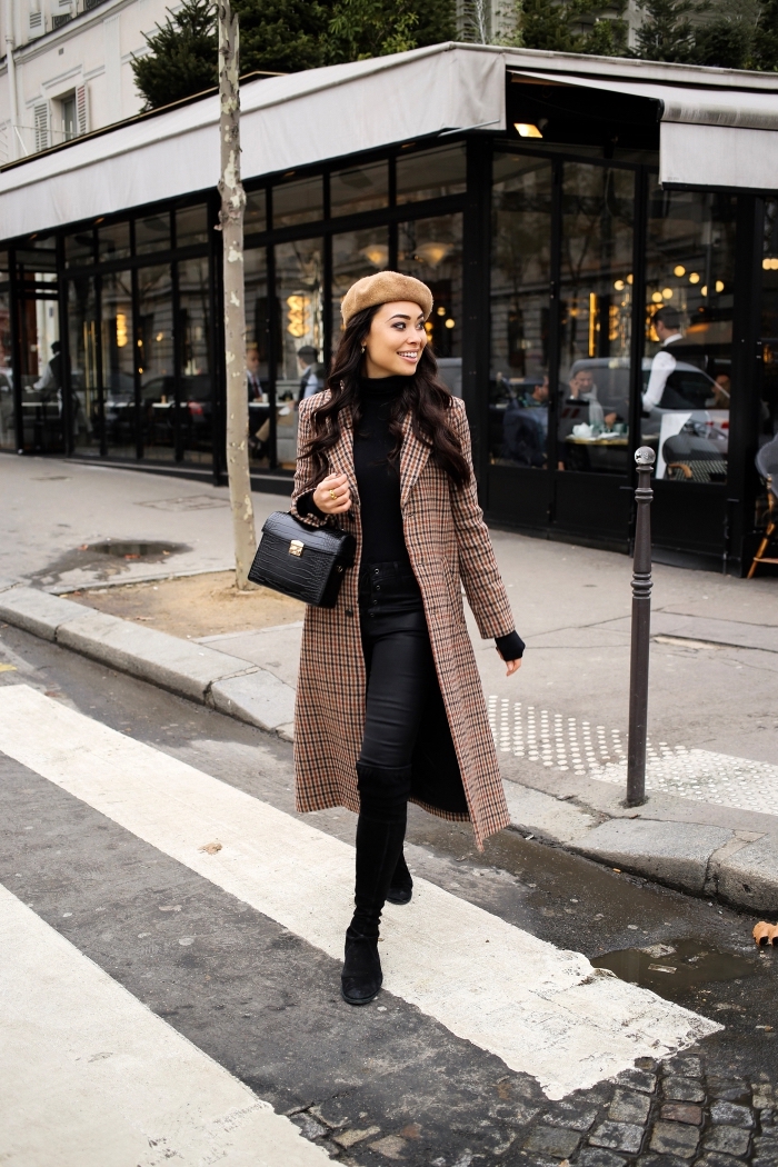 imprimé tendance 2019, modèle de manteau long femme à design pied de poule en marron, tenue avec cuissardes