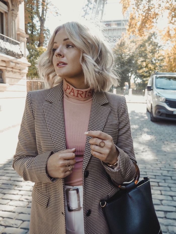 mode femme tendance automne hiver 2019 2020, look chic avec pull rose pastel et blazer femme en beige et noir