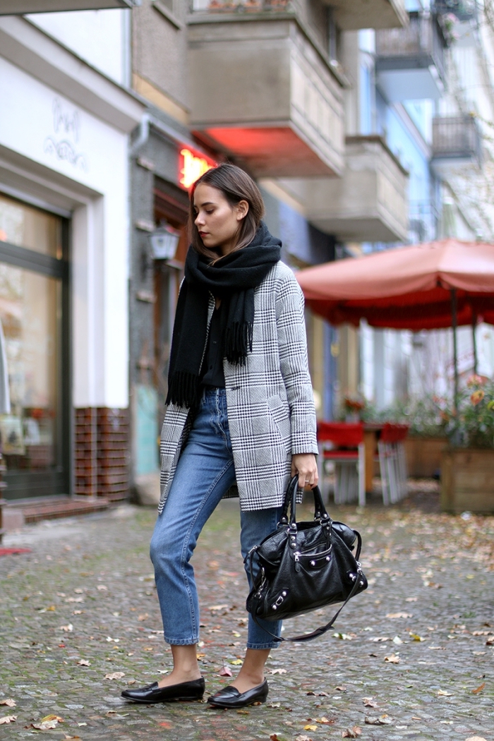 veste pied de poule femme, look casual smart avec jeans 7/8 et blazer gris et blanc, accessoires mode femme écharpe longue et sac à main cuir noirs
