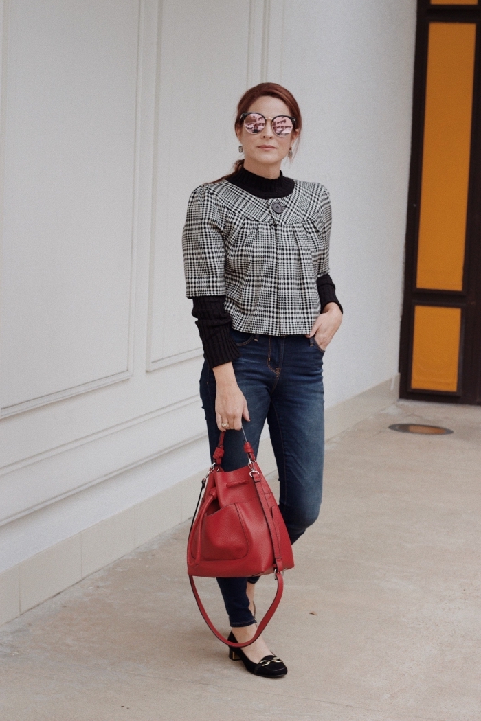 modèle de blouse manches courtes à tissu pied de poule combinée avec chemise noire et jeans foncés femme